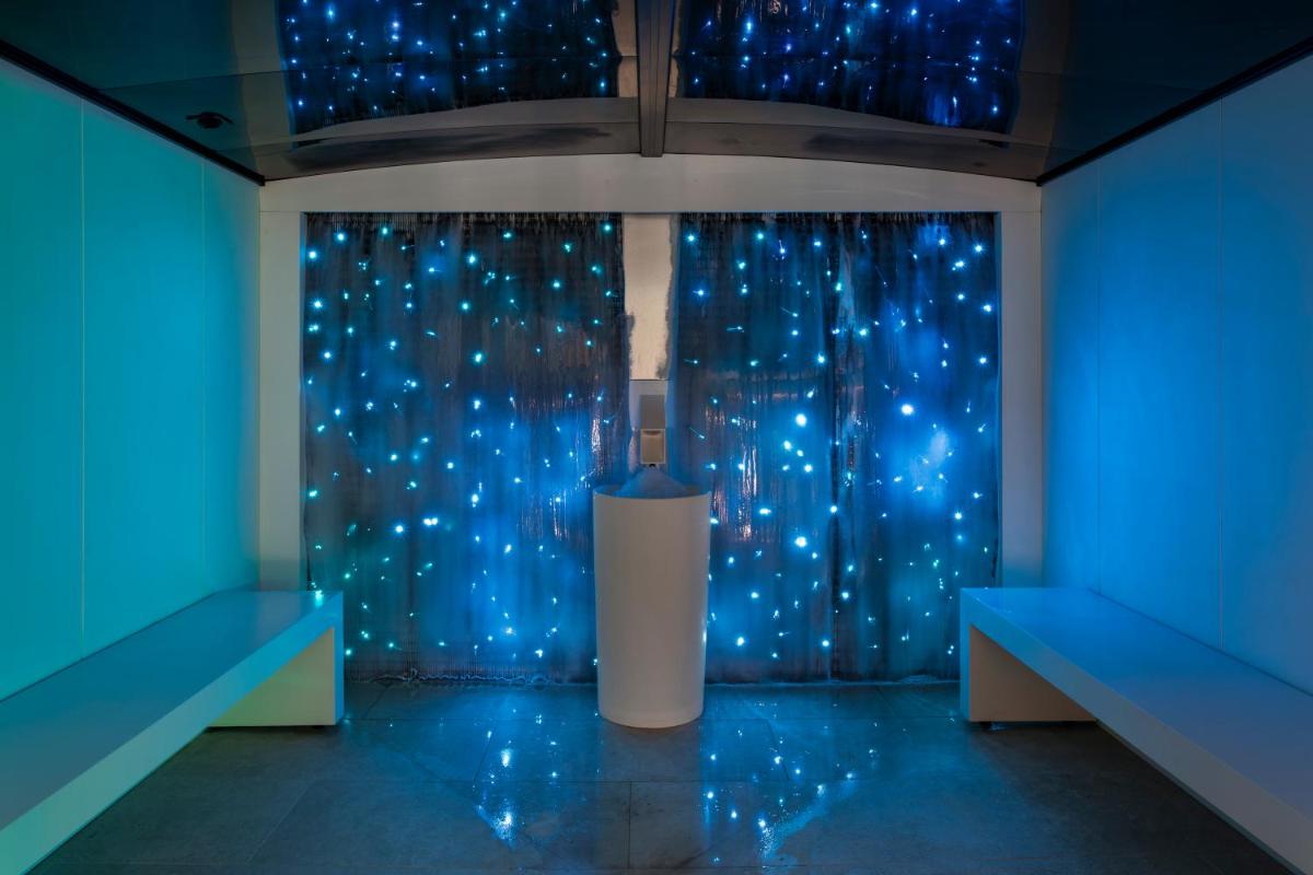 Una habitación azul con una cortina con luces azules. en Catalonia Plaza España Hotel & Spa, en Madrid
