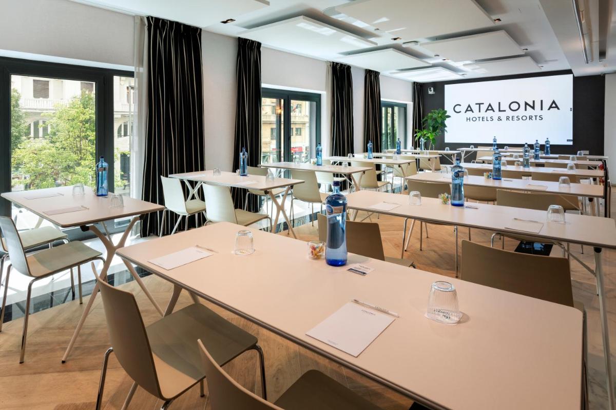 Un restaurante o sitio para comer en Catalonia Plaza España Hotel & Spa