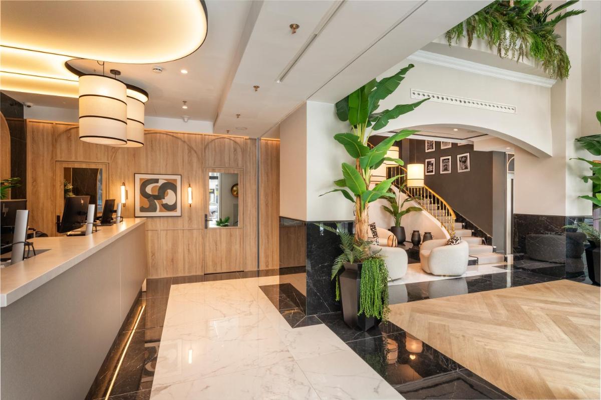 vestíbulo de un salón con sala de espera en Catalonia Plaza España Hotel & Spa, en Madrid