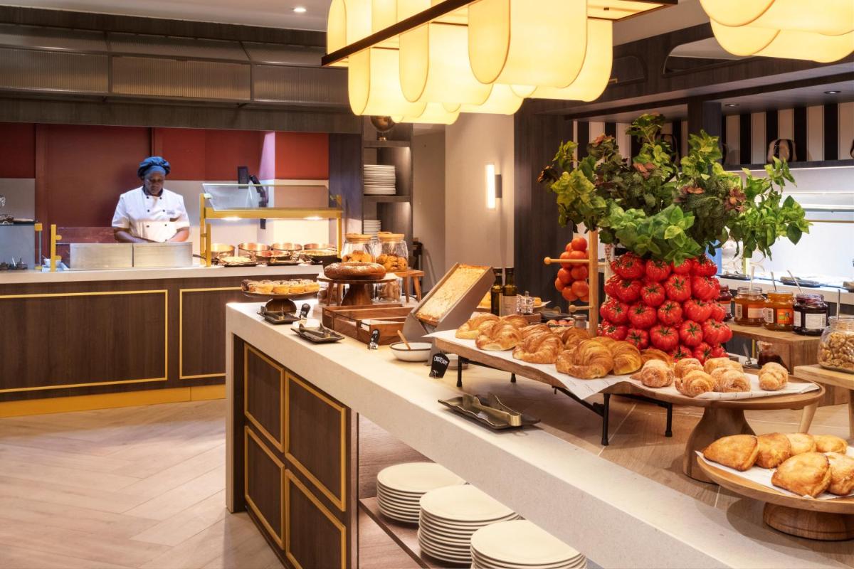 Comida en o cerca de este hotel