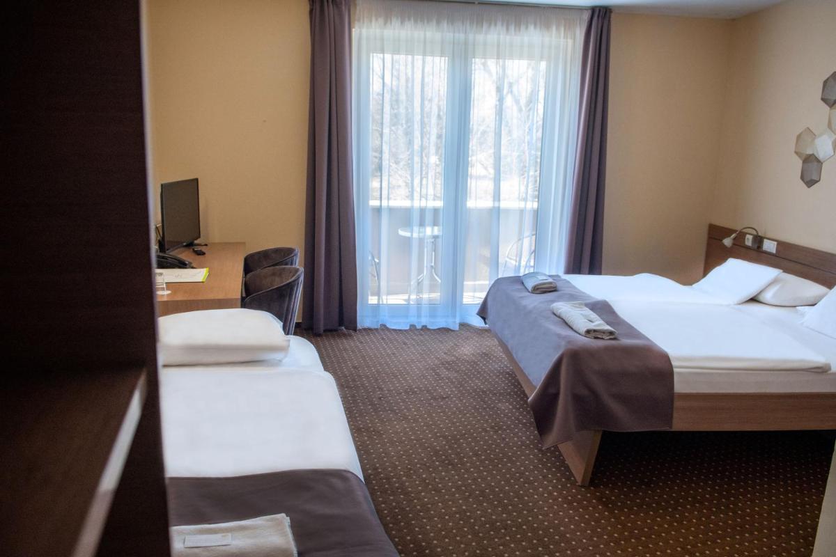 CE Plaza Hotel - Housity
