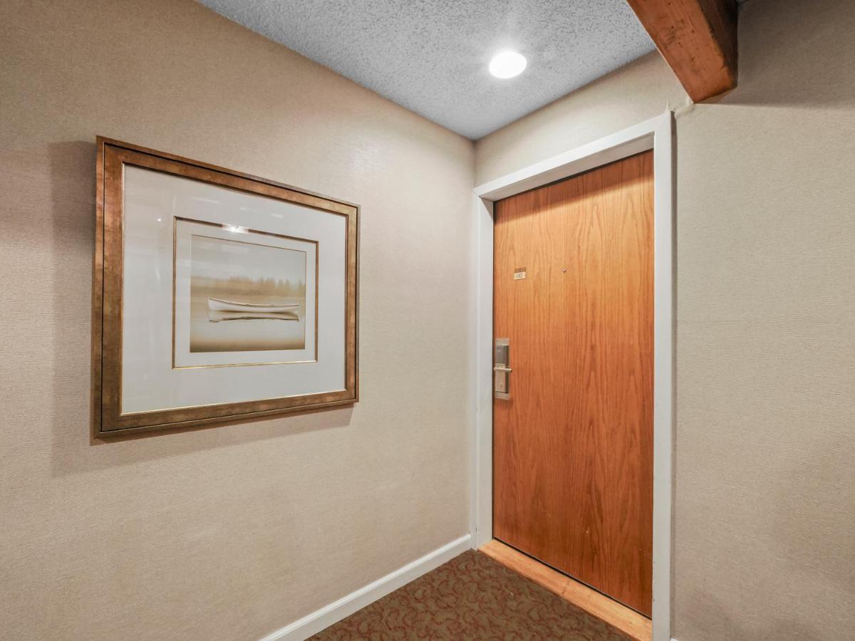 110 Edgewater Inn - Housity