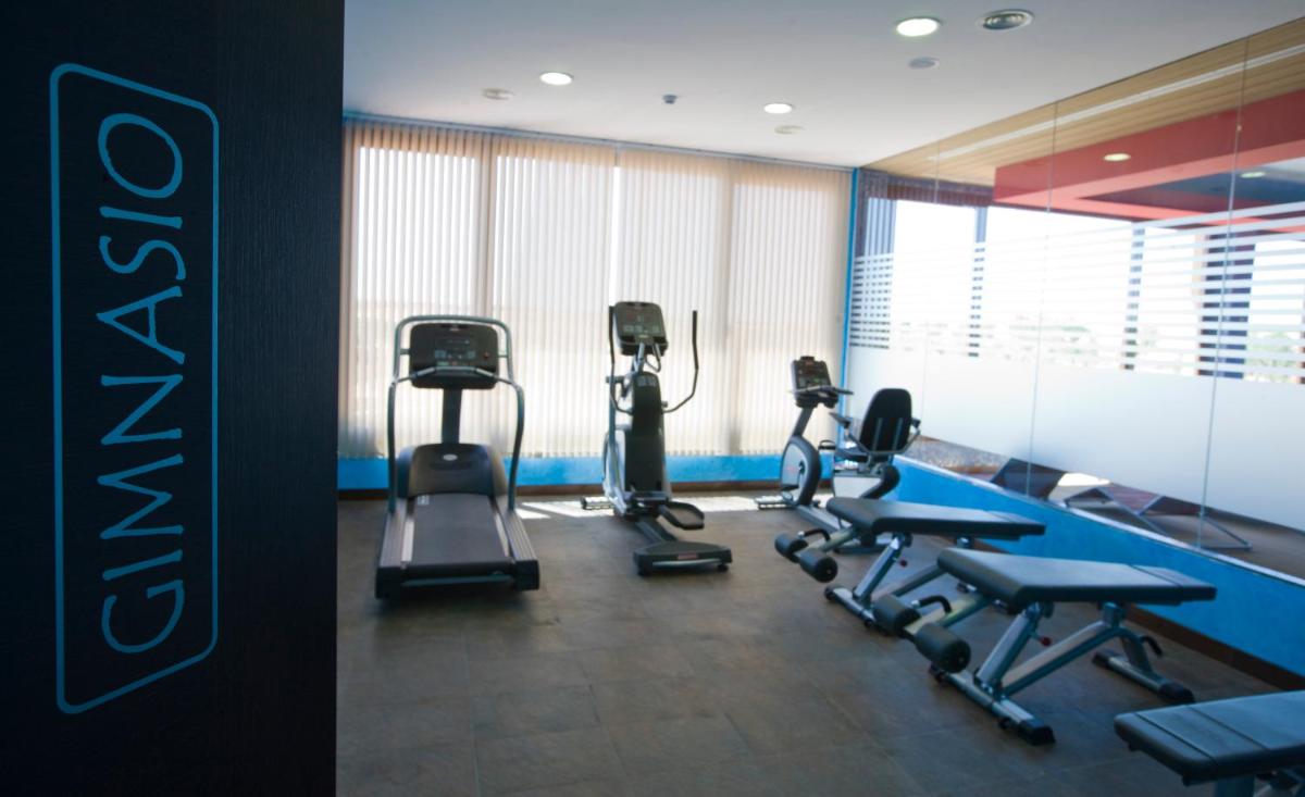 Un gimnasio con cintas de correr y bicicletas estáticas en una habitación. en Complejo Enoturístico Finca La Estacada, en Tarancón