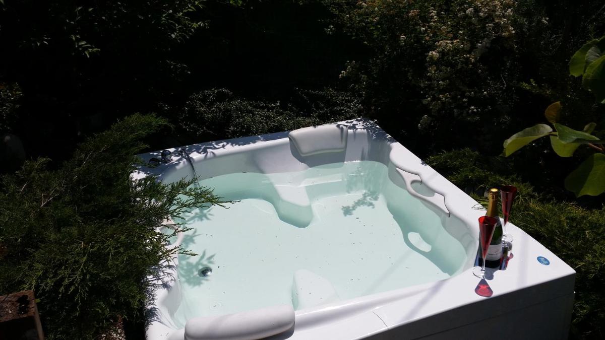 Lovely House with Two Jacuzzi - Housity