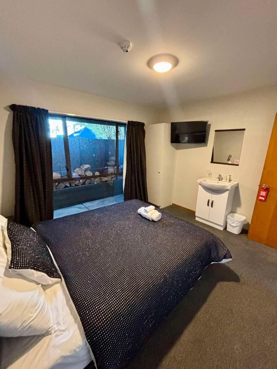 The Highway Inn - Housity