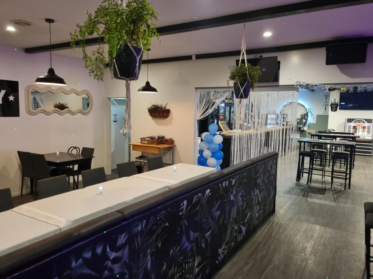 The Highway Inn - Housity