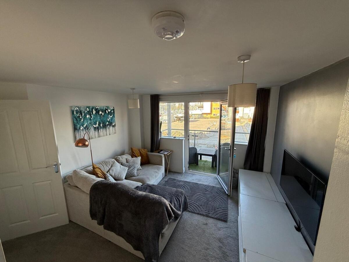 Stylish Marina Apartment with Stunning Views - Housity