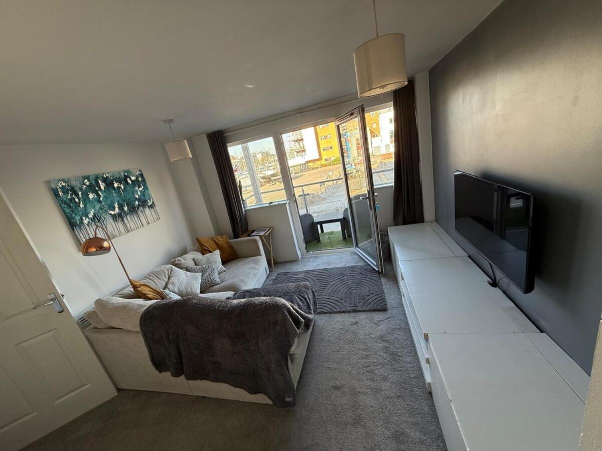Stylish Marina Apartment with Stunning Views - Housity