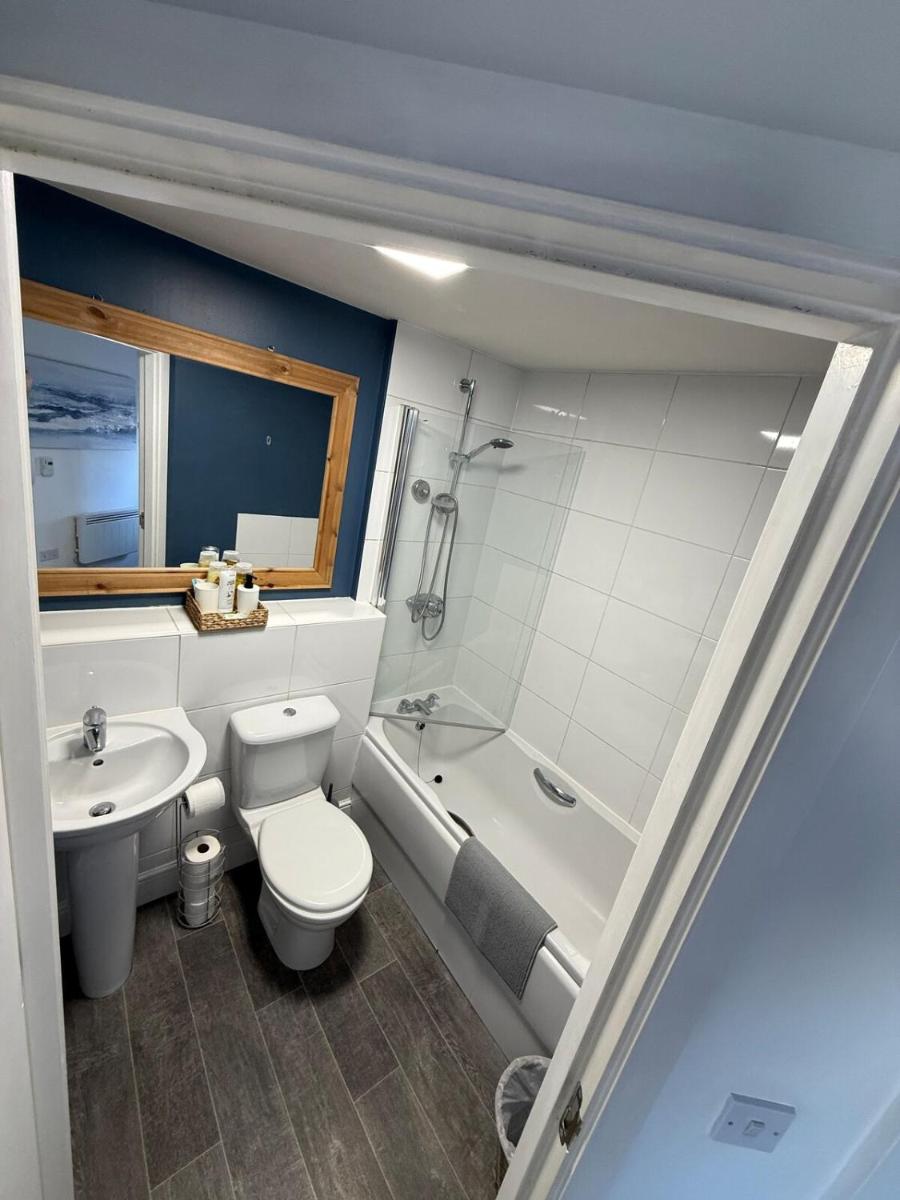 Stylish Marina Apartment with Stunning Views - Housity