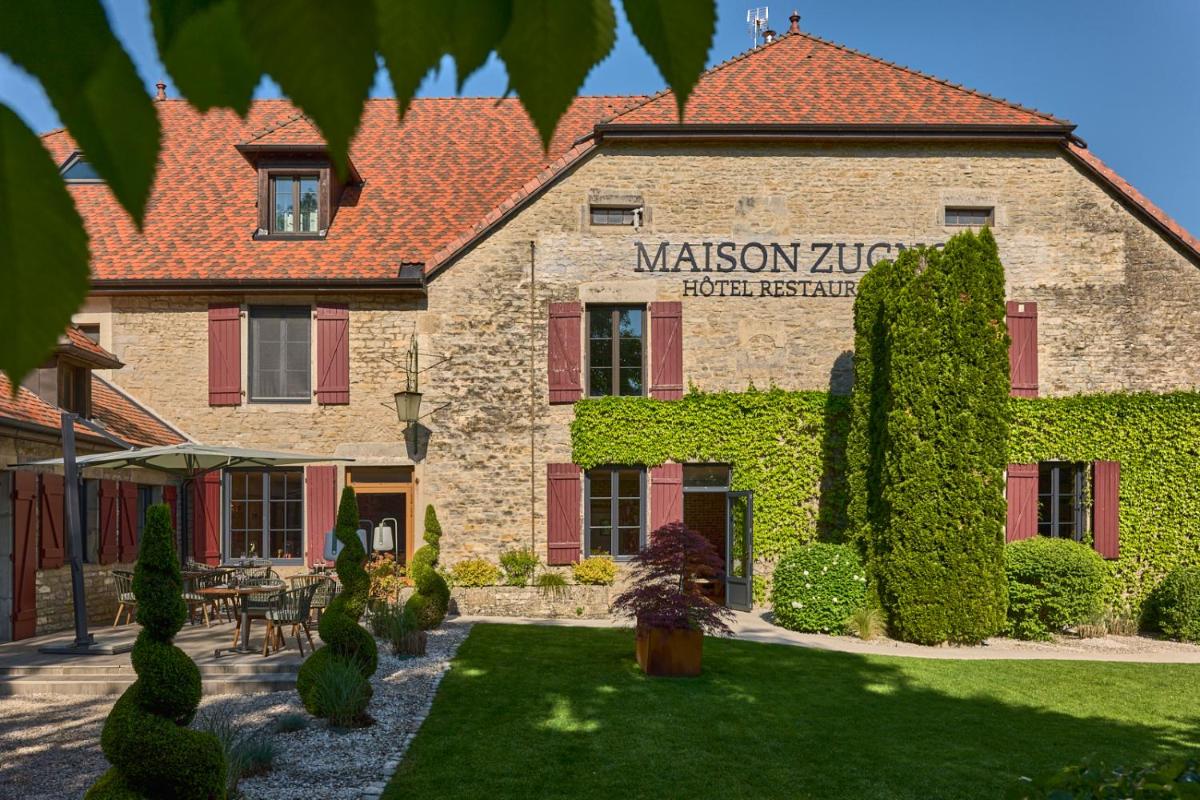 un bâtiment avec un panneau indiquant marsonsitz alpha hotelsystem dans l'établissement Maison Zugno Hôtel & Spa, à Barretaine