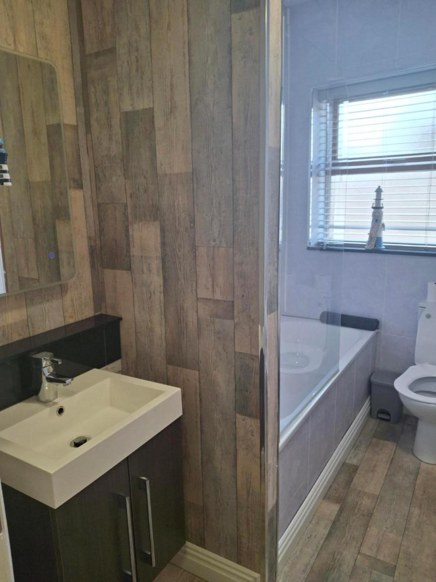 UlsterApartments one bedroom 2 single beds and sofa bed - Housity