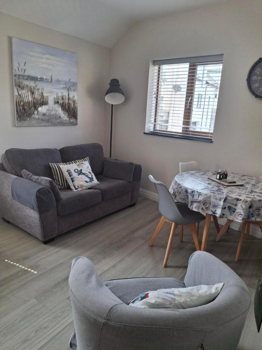 UlsterApartments one bedroom 2 single beds and sofa bed - Housity