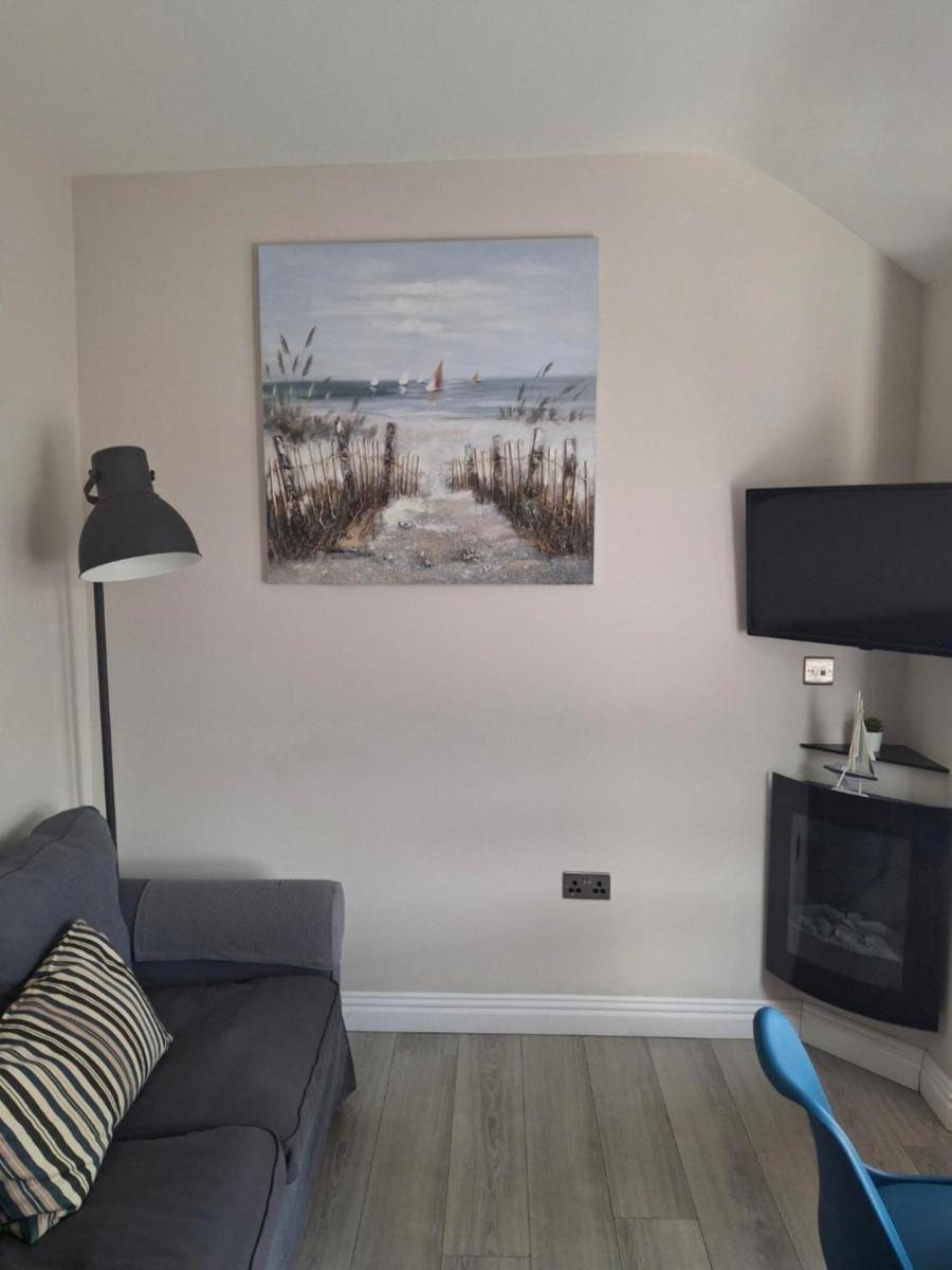 UlsterApartments one bedroom 2 single beds and sofa bed - Housity