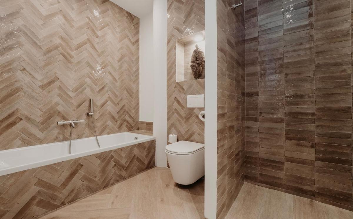 Un baño de Comfy Studios Hotel
