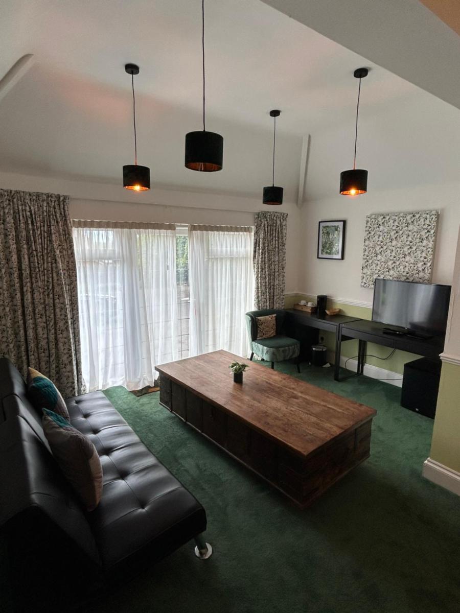 Barons Court Hotel - Housity