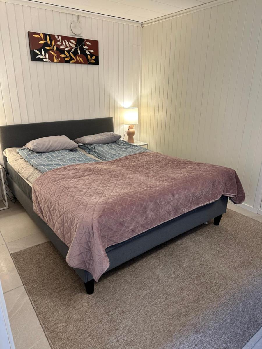 Sval källarlägenhet på natur- och havsnära Stensö - Housity