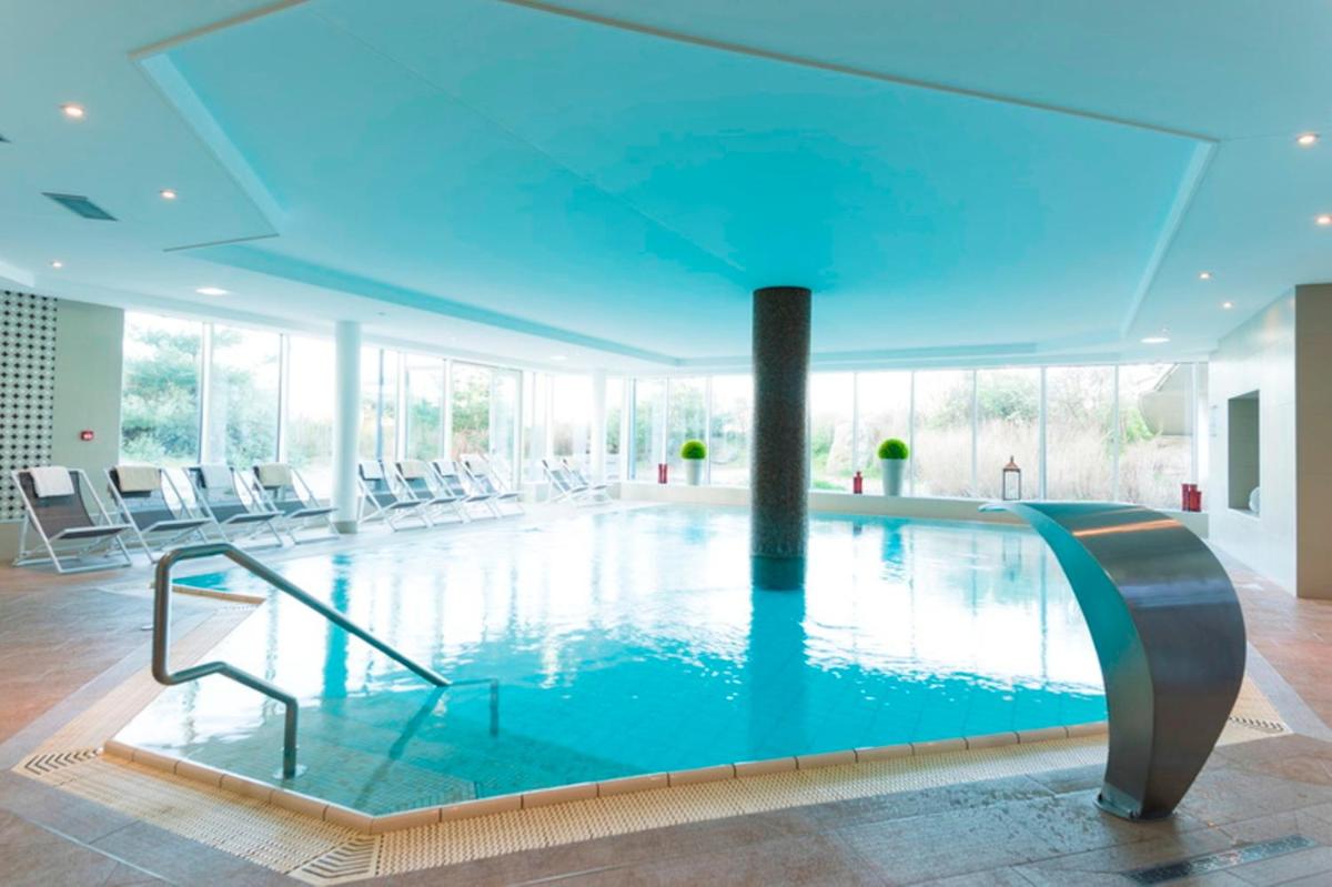Piscine de l'établissement Hôtel Spa du Beryl St Brévin l'Océan ou située à proximité