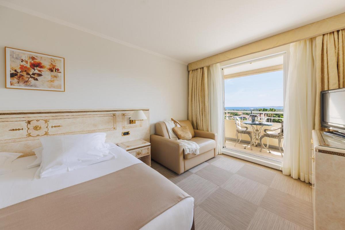 Télévision ou salle de divertissement dans l'établissement Hotel Corsica & Spa Serena