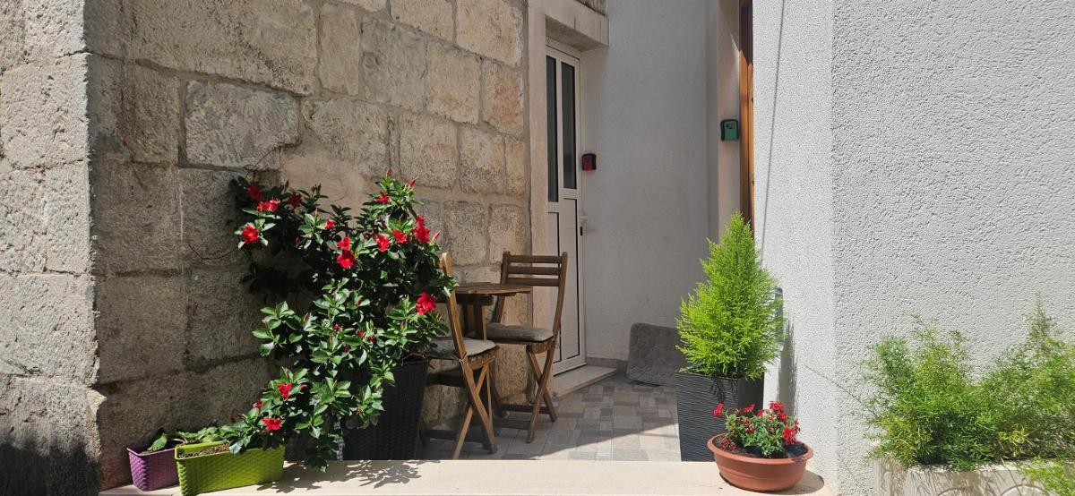 Heritage Stone Wall - Housity