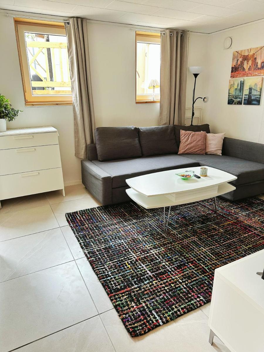 Sval källarlägenhet på natur- och havsnära Stensö - Housity