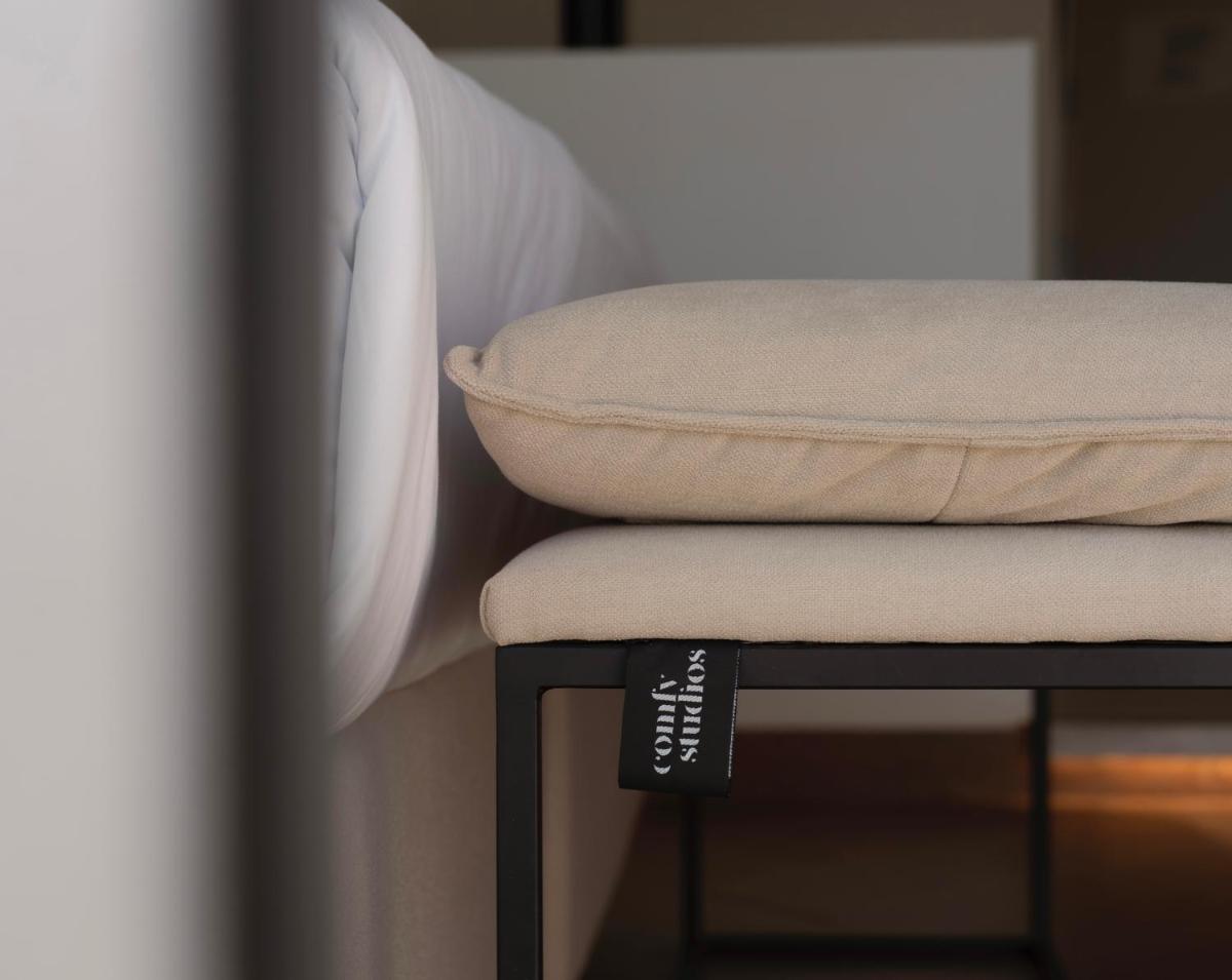 Cama o camas de una habitación en Comfy Studios Hotel