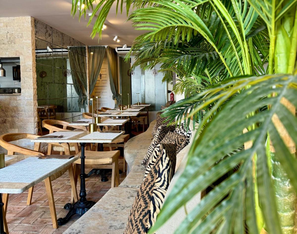 Un restaurante o sitio para comer en Comfy Studios Hotel