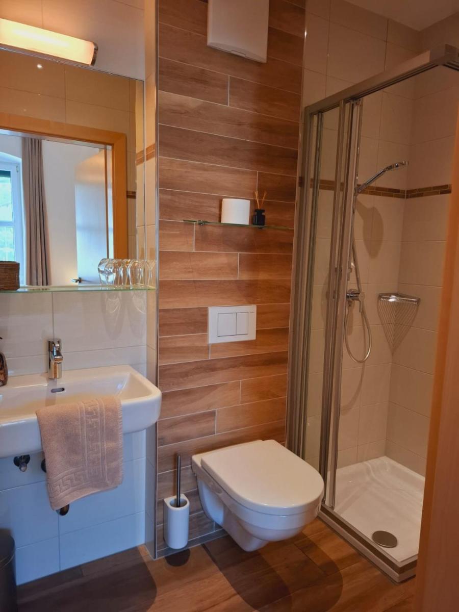 Johnys Jungle - Housity
