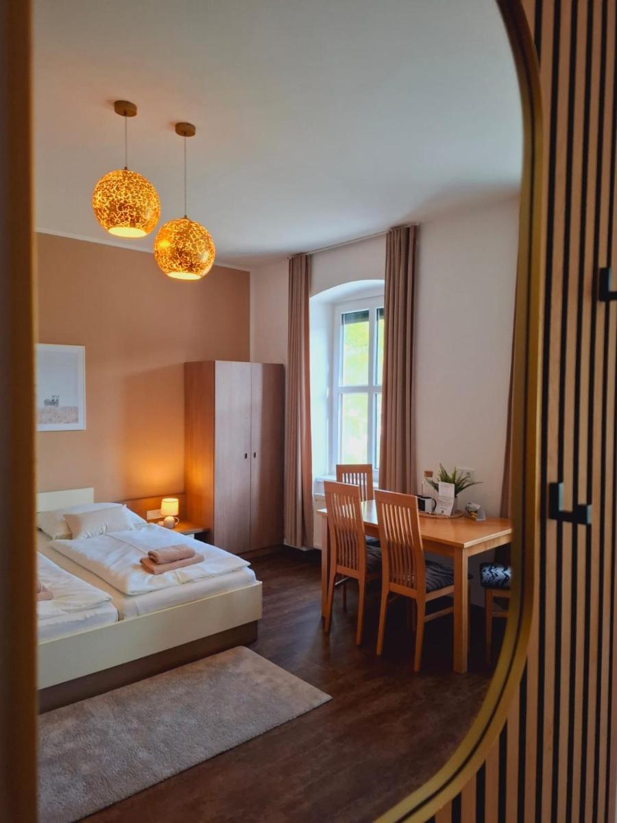 Johnys Jungle - Housity