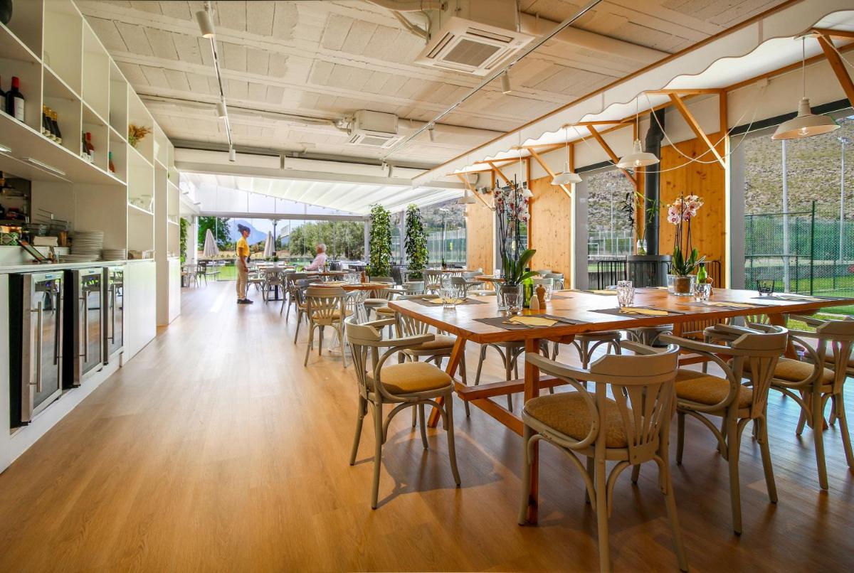 Un restaurante o sitio para comer en Aparthotel Duva & Spa