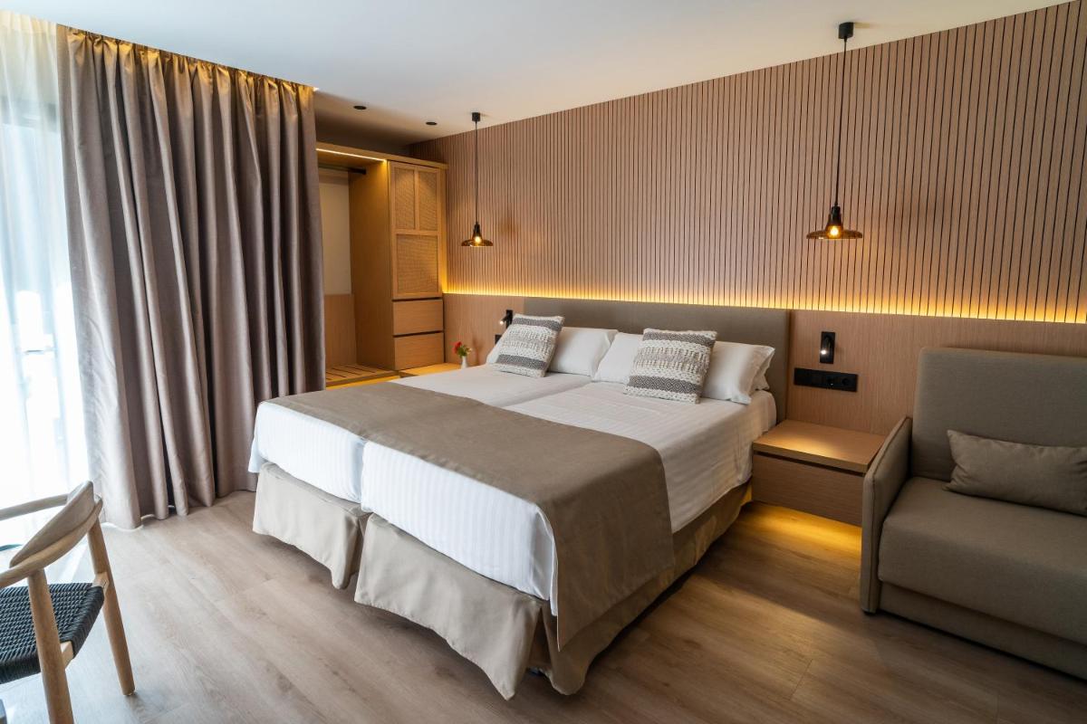 Cama o camas de una habitación en PortBlue Club Pollentia Resort & Spa