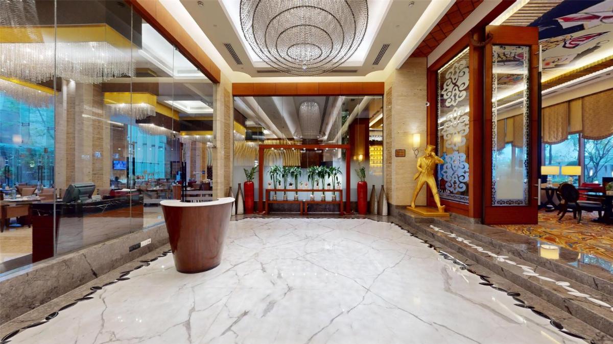 a lobby with a large marble floor in a building at Radisson Blu Hotel, Nagpur in Nagpur