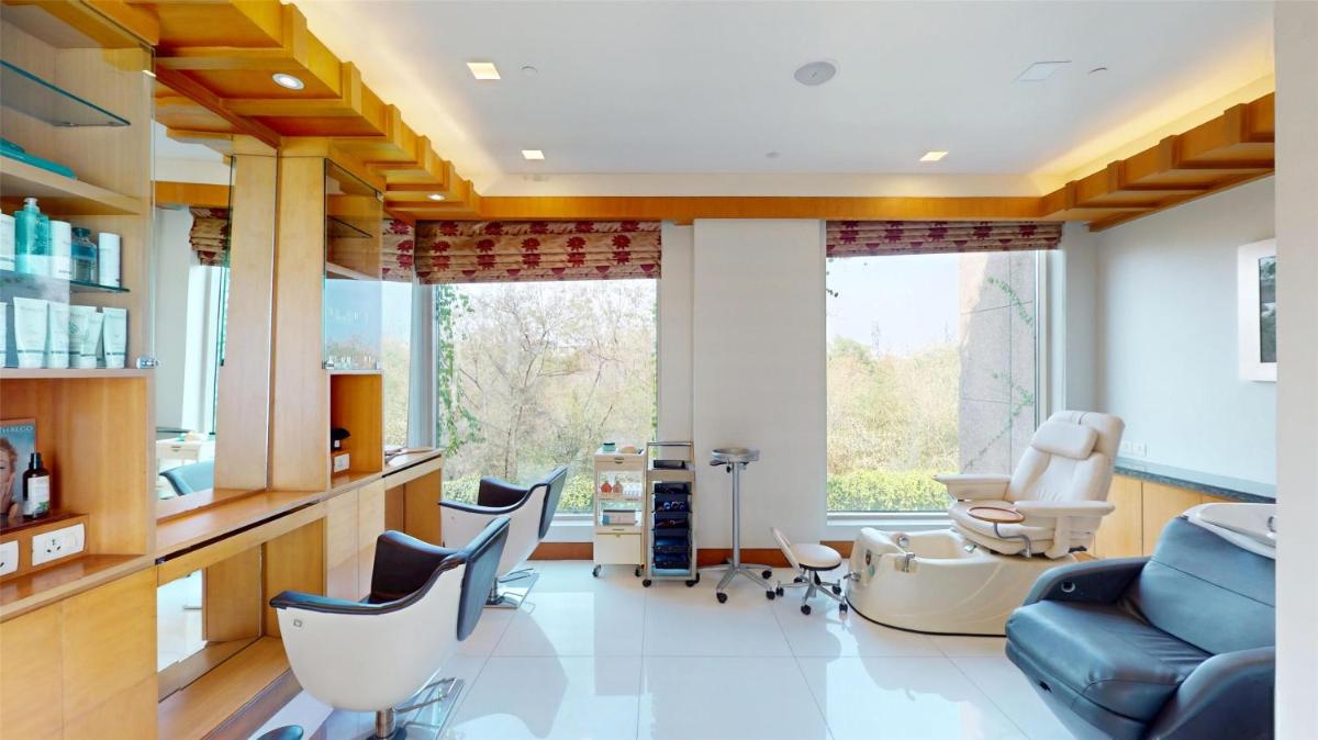 a therapy room with chairs and a therapy table at Radisson Blu Hotel, Nagpur in Nagpur