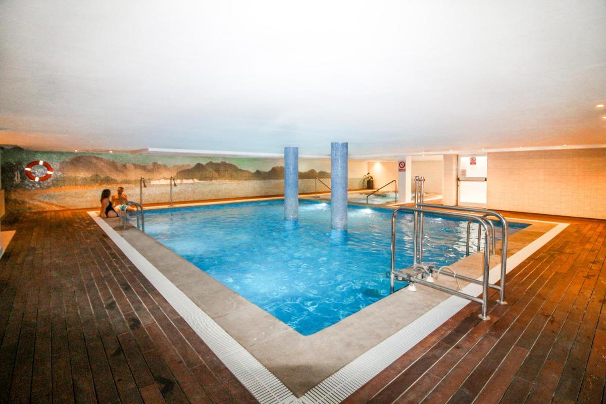 una gran piscina en un edificio en Aparthotel Duva & Spa, en Puerto Pollensa