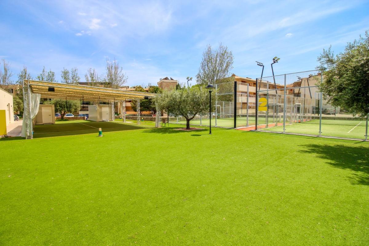Jardín al aire libre en Aparthotel Duva & Spa