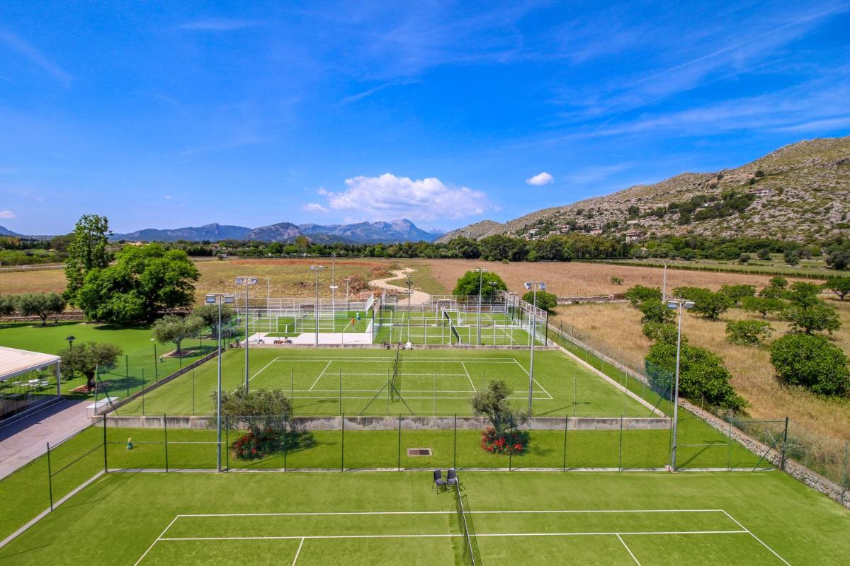 Instalaciones para jugar a tenis o squash en Aparthotel Duva & Spa o alrededores