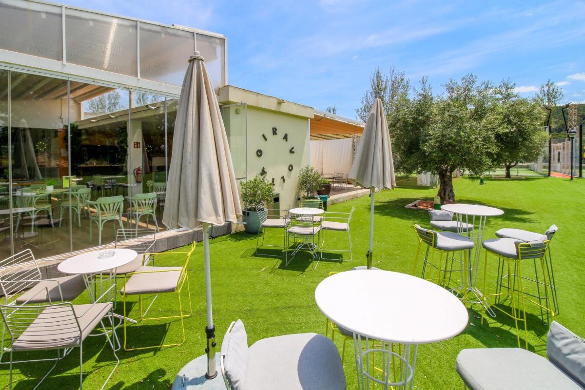 Jardín al aire libre en Aparthotel Duva & Spa