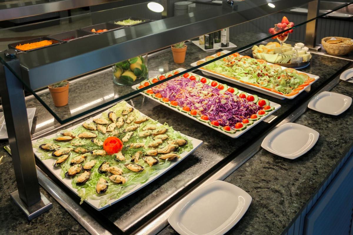 Comida en o cerca de este apartahotel