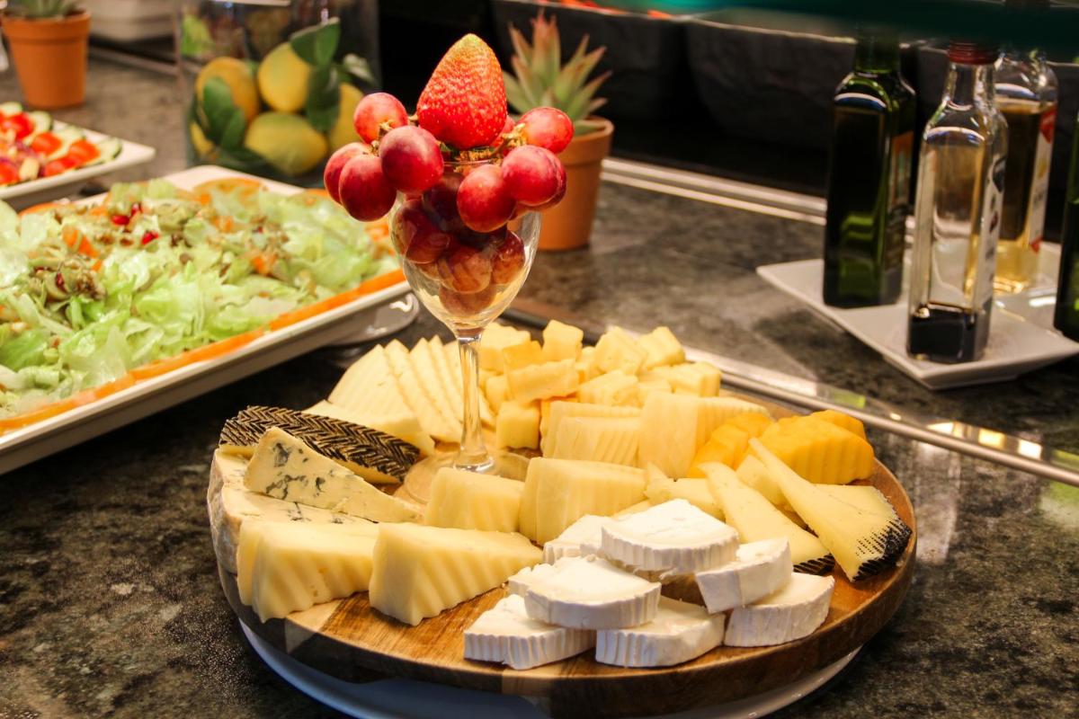 Comida en o cerca de este apartahotel