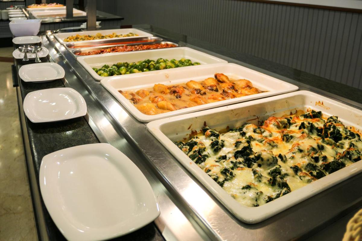 Comida en o cerca de este apartahotel