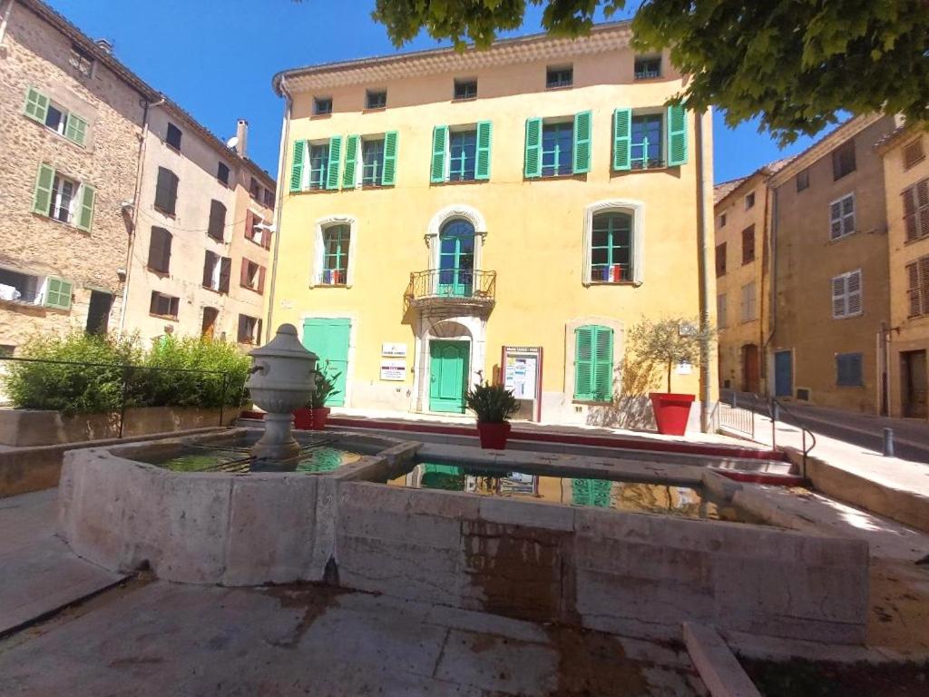 Entre Saint-Tropez et les gorges du Verdon. - Housity