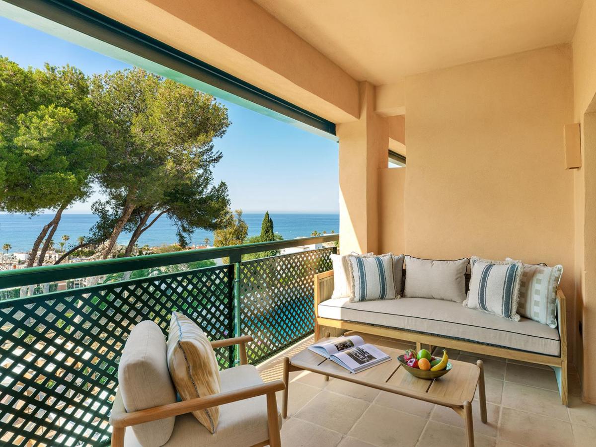 balcón con sofá y vistas al océano en Gran Marbella Resort & Beach Club, en Marbella