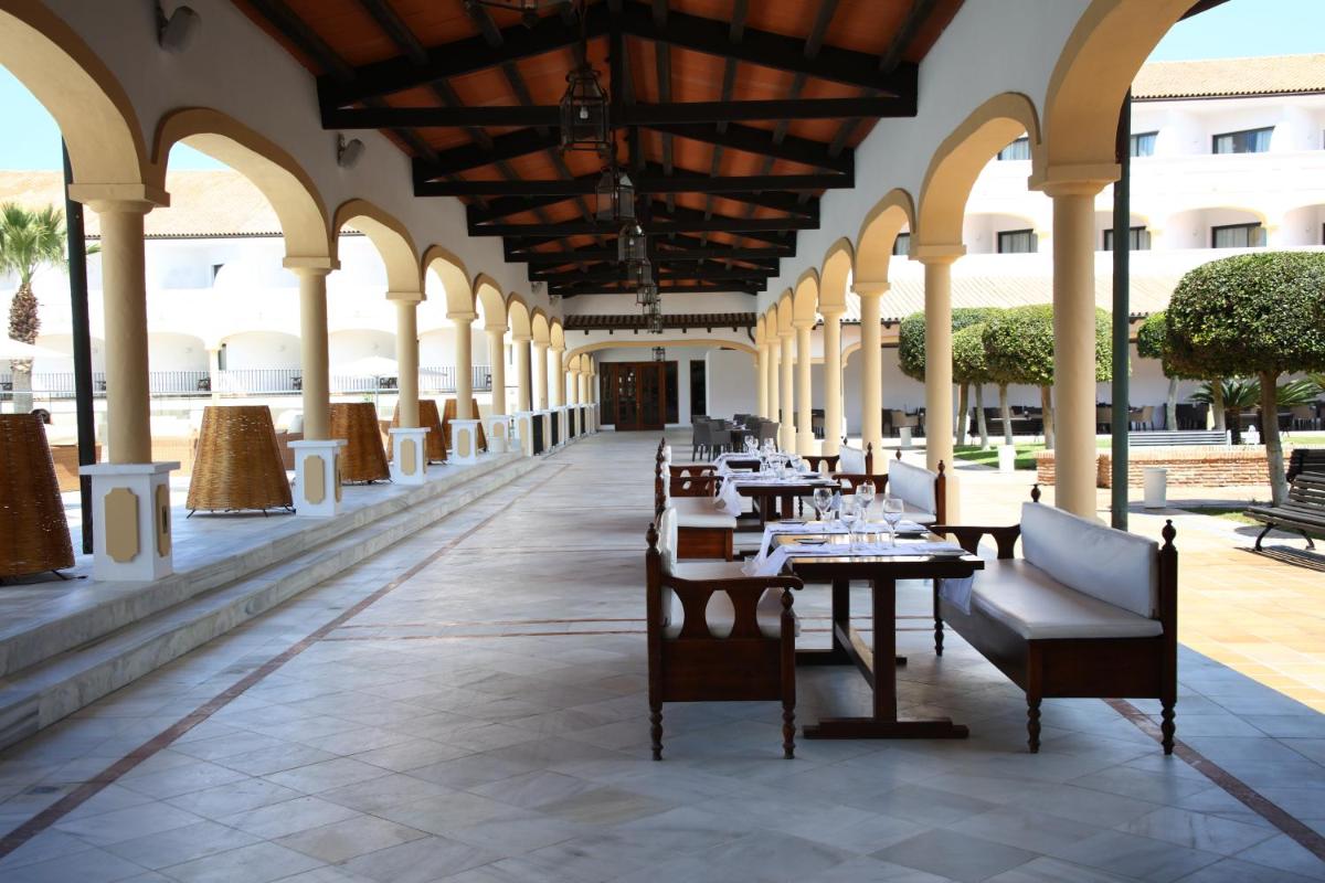 Un restaurante o sitio para comer en Iberostar Selection Andalucia Playa
