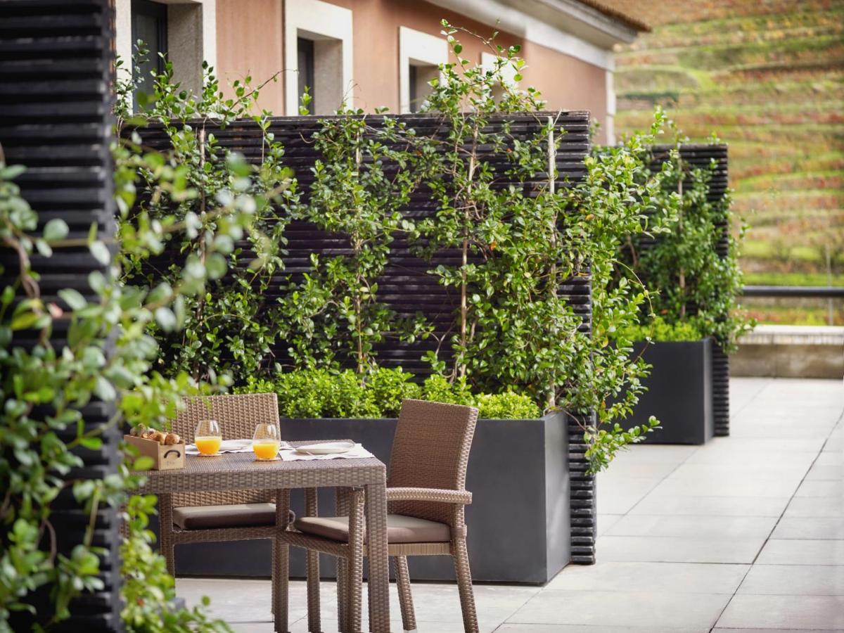Um jardim no exterior de Six Senses Douro Valley