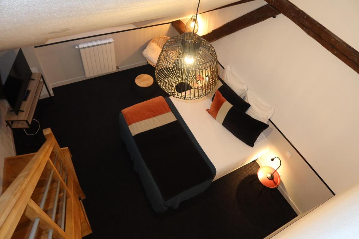 une vue aérienne d'un salon avec une cage à oiseaux dans l'établissement Hotel Spa Azteca Barcelonnette, à Barcelonnette
