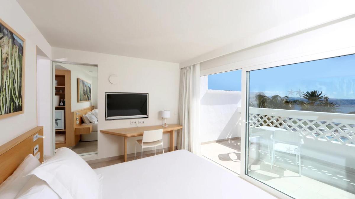 Una televisión o centro de entretenimiento en Iberostar Selection Lanzarote Park