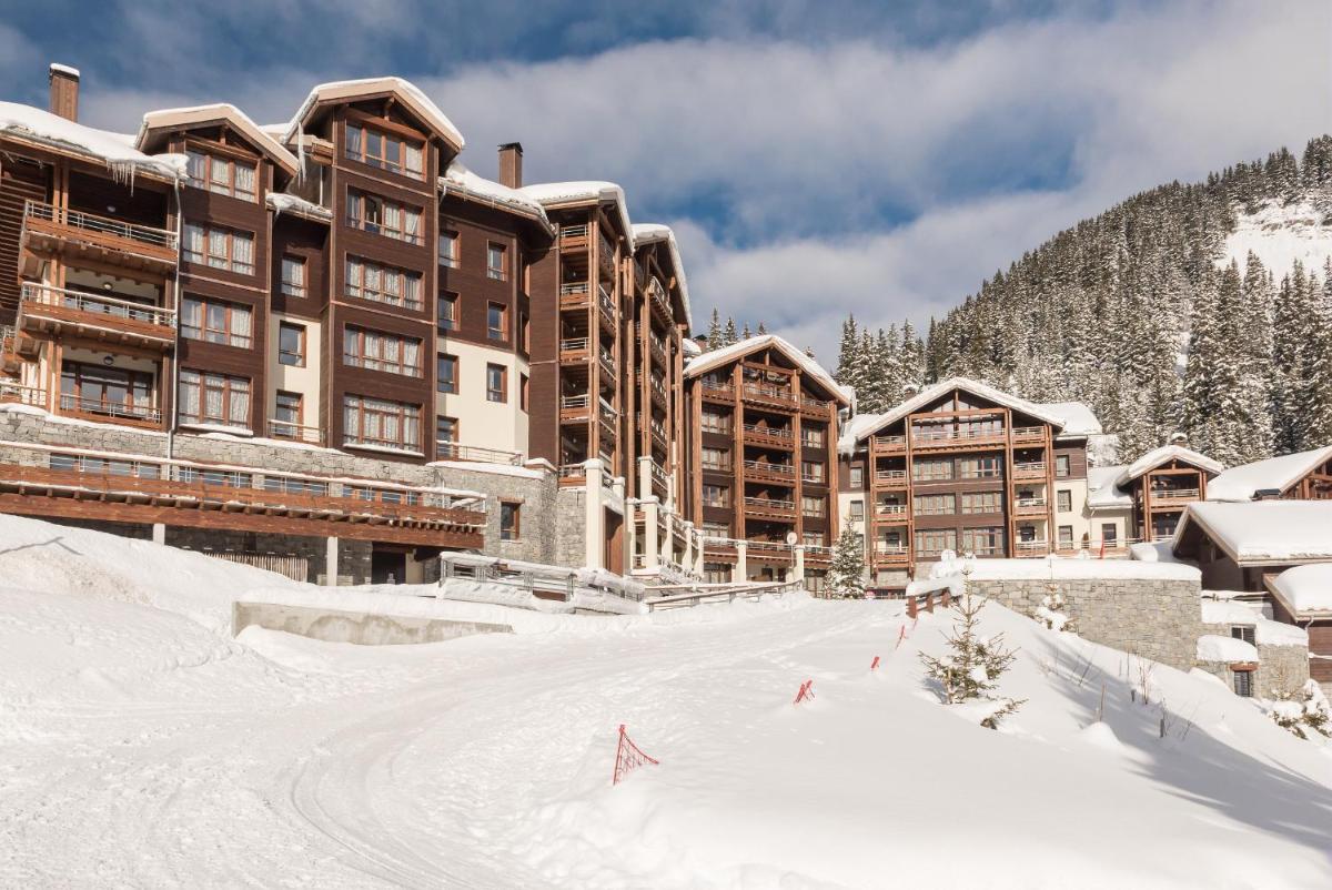 un chalet de ski dans la neige avec une rue enneigée dans l'établissement Résidence Pierre & Vacances Premium Les Terrasses d'Hélios, à Flaine 44 autres photos