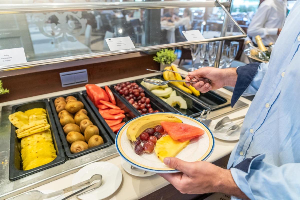 Comida en o cerca de este hotel