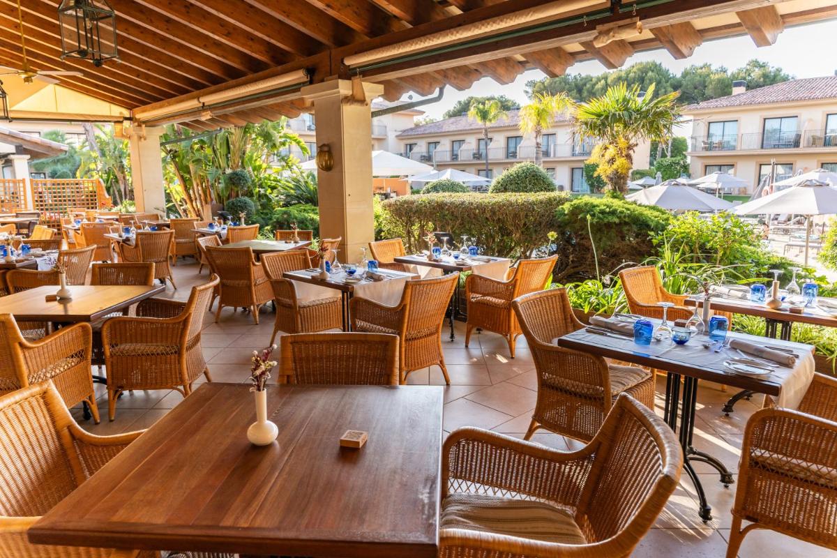 Un restaurante o sitio para comer en La Quinta Menorca by PortBlue Boutique - Adults Only