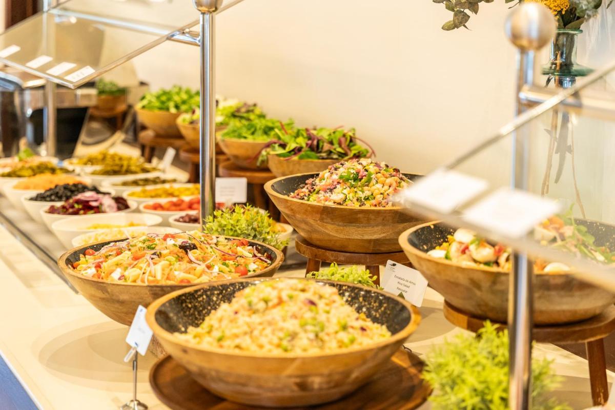 Comida en o cerca de este hotel