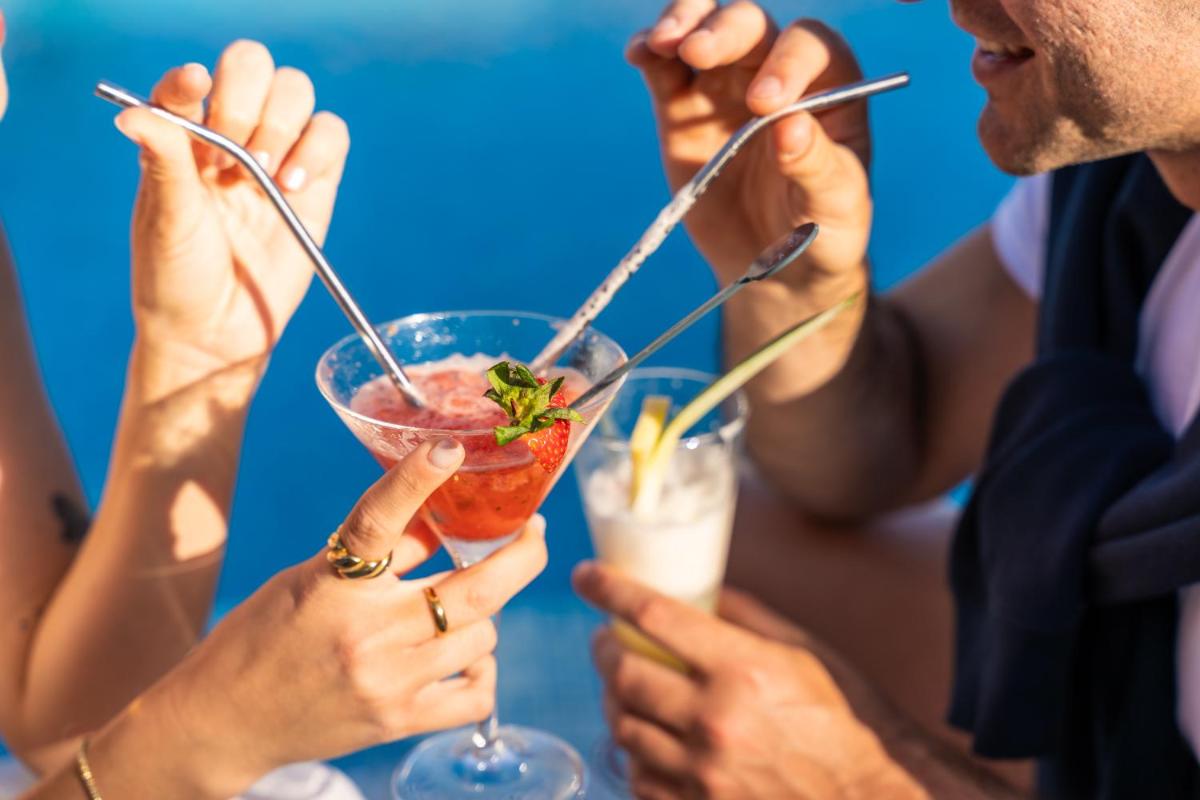 un grupo de personas comiendo una bebida en La Quinta Menorca by PortBlue Boutique - Adults Only, en Cala'n Bosch